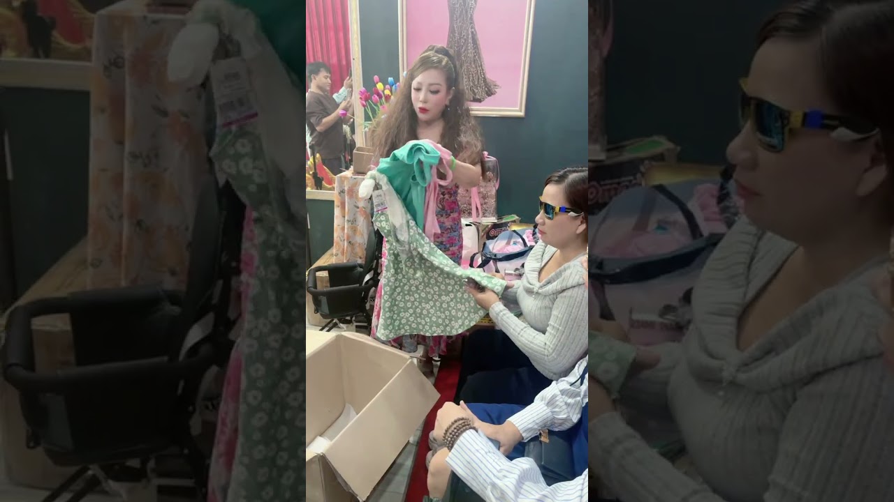 Kim ngân và Tiểu Thiên nhận qùa và tiền 