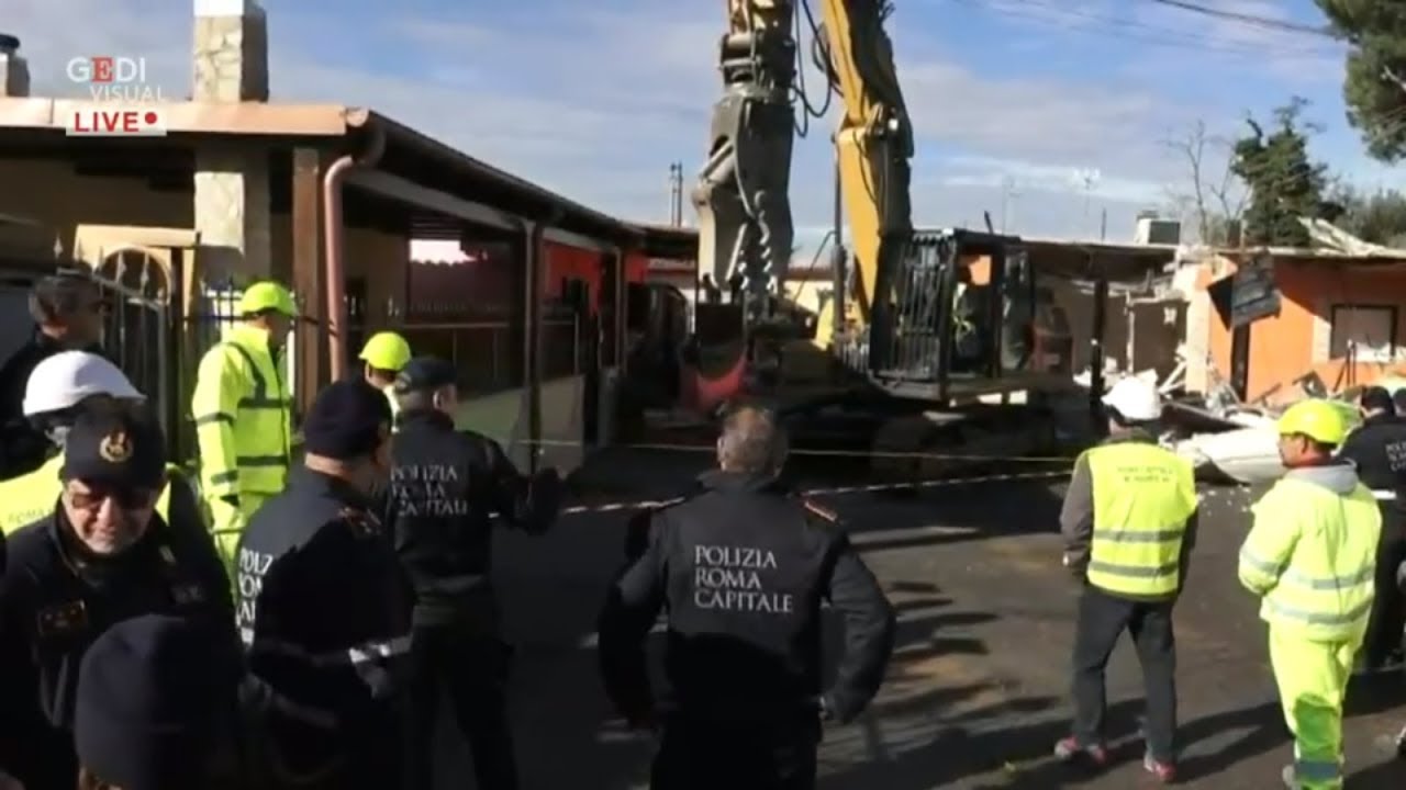 Roma, iniziate le operazioni di demolizione delle ville abusive dei Casamonica