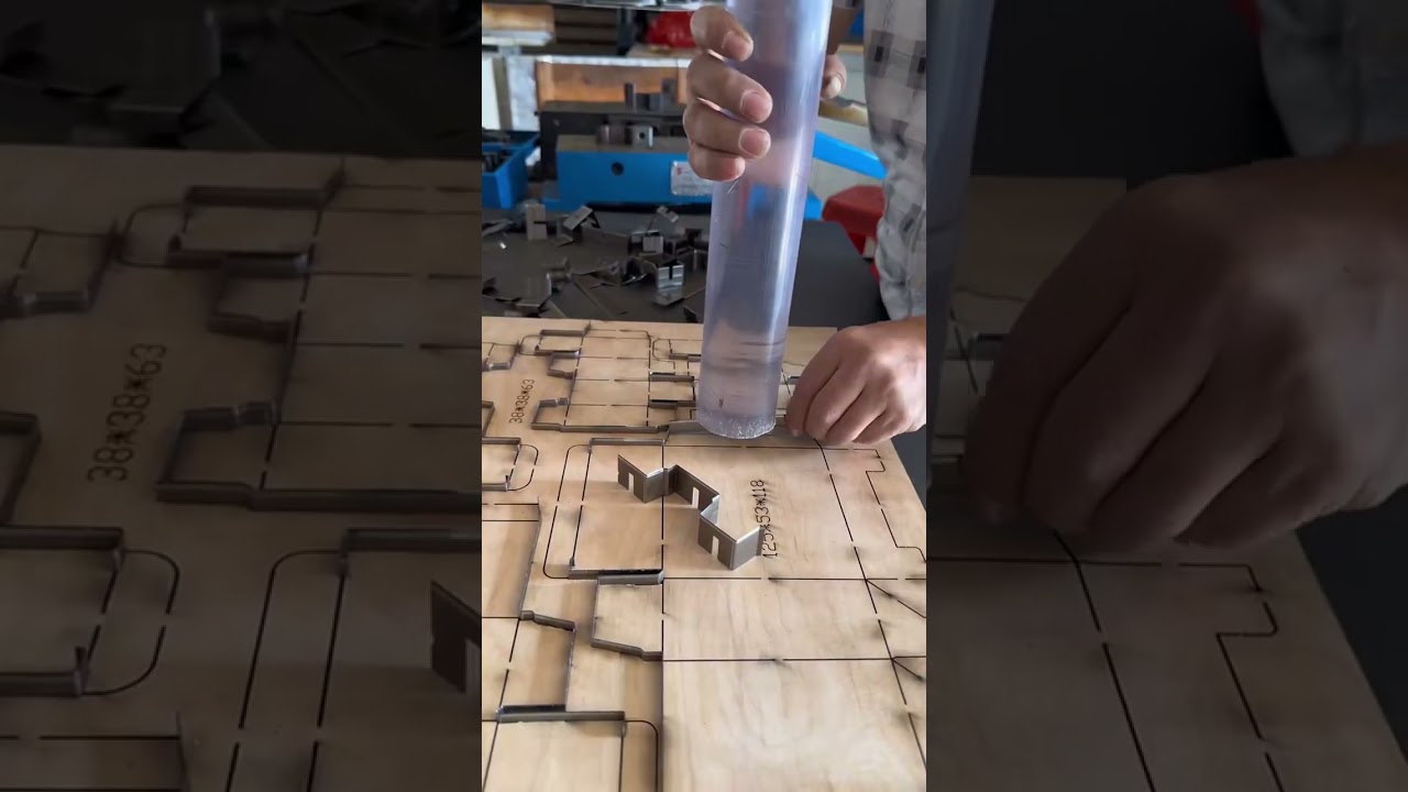 Inserting rules into the die board#diecut  #dieboard#tsdlaser #diemaking#suajes#troqueles