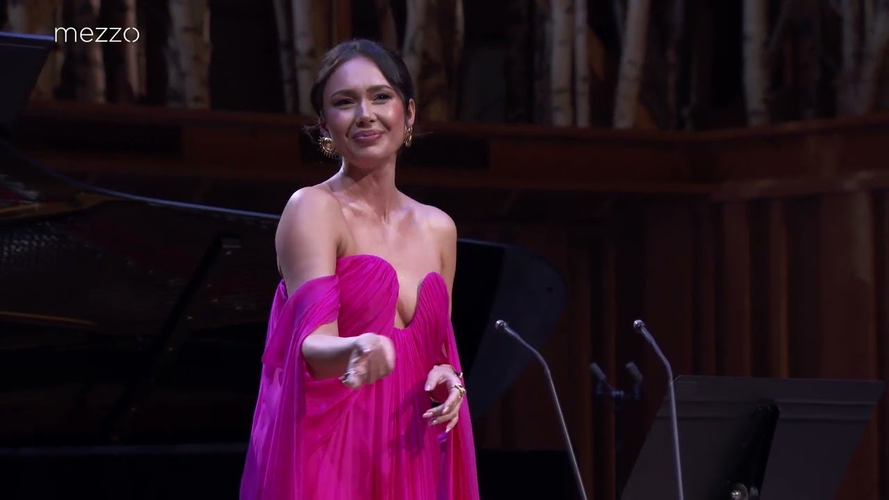 Aida Garifullina sings Bizet's Carmen - L'Amour est un oiseau rebelle
