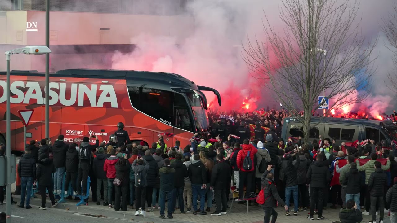 Llegada del autob&uacute;s de Osasuna a El Sadar