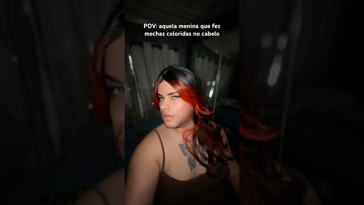 AQUELA MENINA QUE FEZ MECHAS COLORIDAS NO CABELO