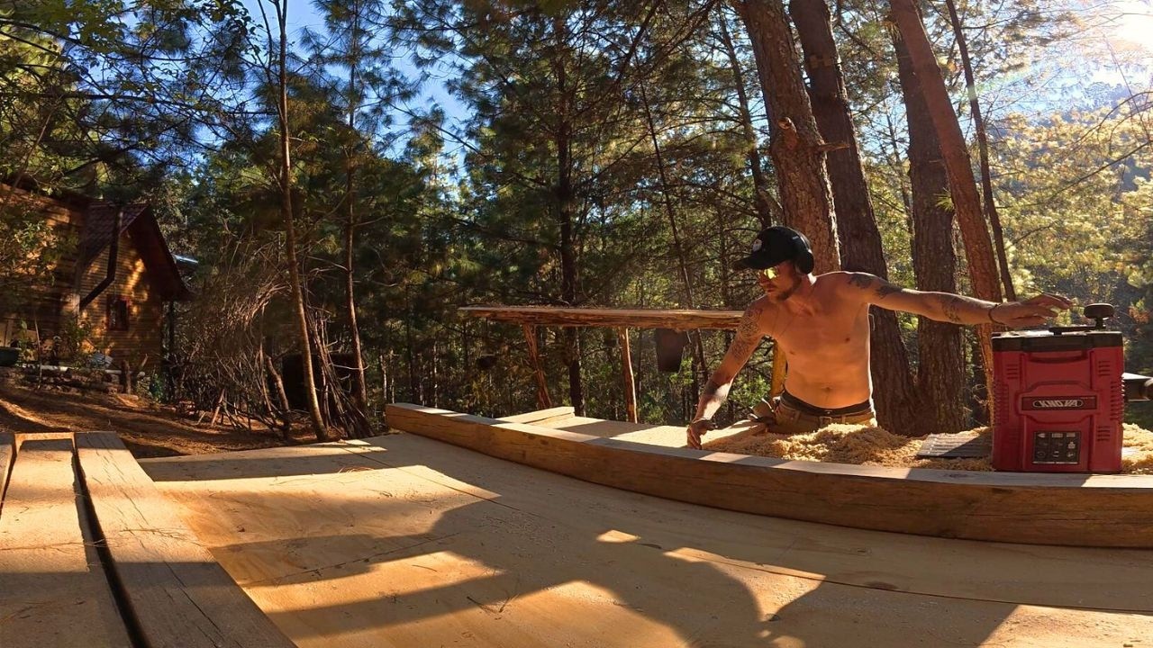 Planeando vigas, lavando ropa y construyendo mi cabaña off-grid