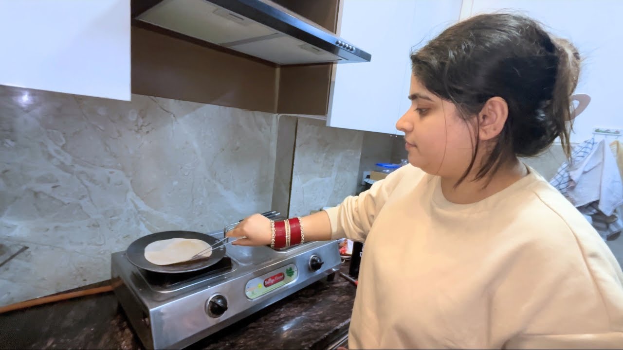 Sheetal ne Bnae Pheli Baar Roti.......