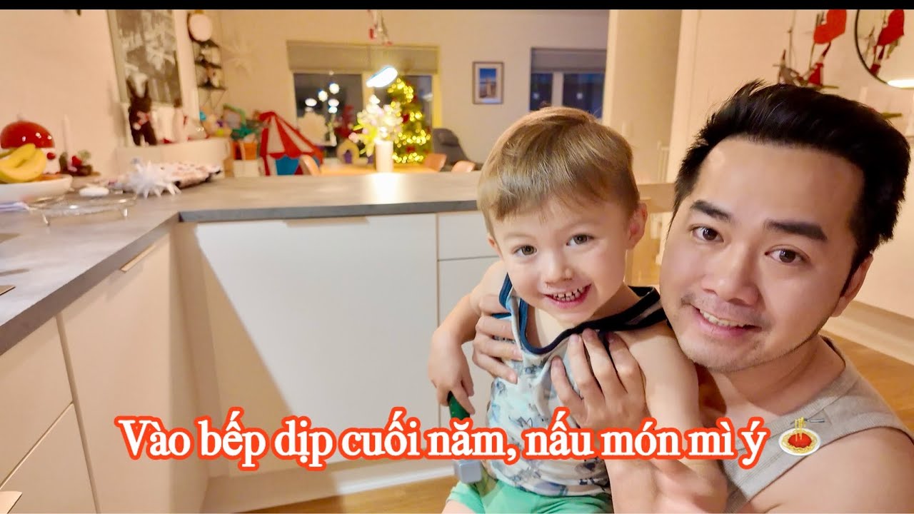 Vinh lại vào bếp, nấu món mì spaghetti cho cả nhà. Lời chúc dịp cuối năm