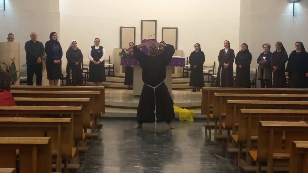 Prete canta e balla Marco Mengoni in Chiesa