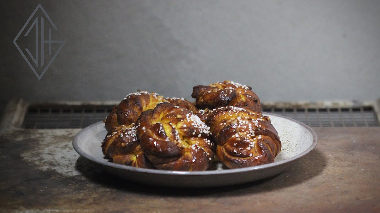 Lussebullar, underbart underbakta saffransbullar fyllda med vanilj och mandelmassa