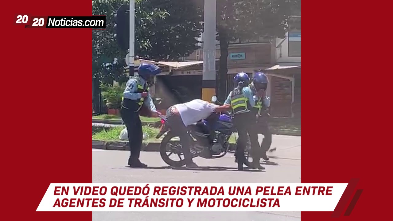 En video qued&oacute; registrada una pelea entre agentes de tr&aacute;nsito y motociclista