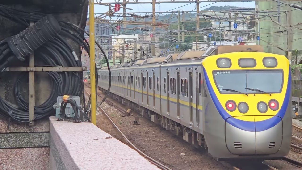 4123次蘇澳發車開往樹林的EMU800型八輛二編組EMU889+EMU890二代微笑號區間車，和7508次五堵貨場發車經由北迴線開往東澳的藍白R200型瑞士施泰德R205單柴電頭+數節水泥斗車貨列