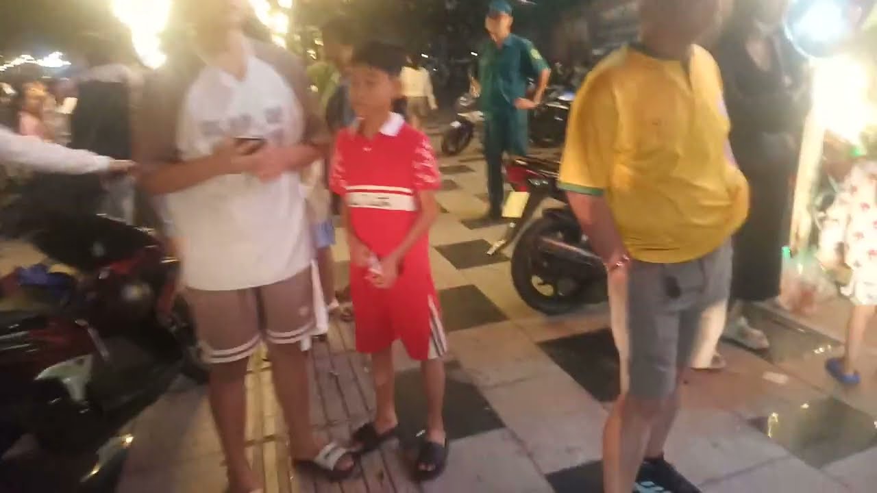 Chuẩn bị đón chào năm mới đông quá đông 