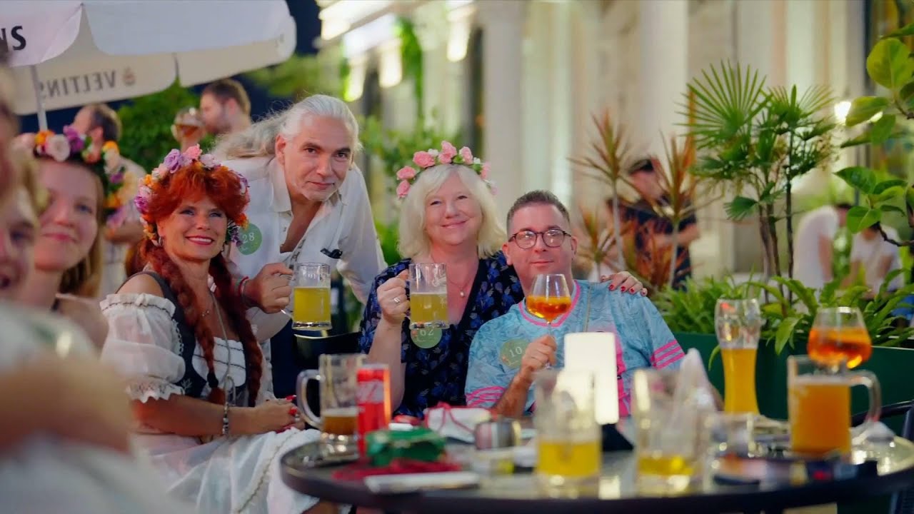 Foreign expats enjoy colorful nightlife in Hefei, China