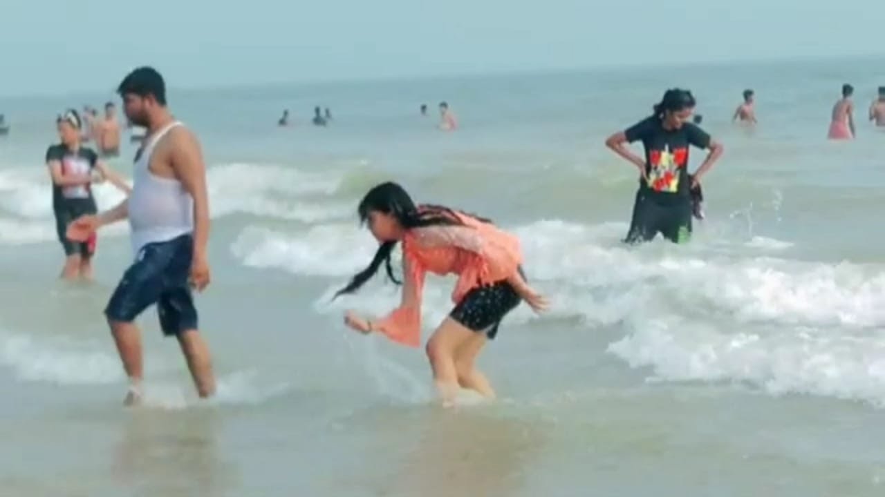 puri sea beach swimming /girls open bath / puri sea bath people enjoying