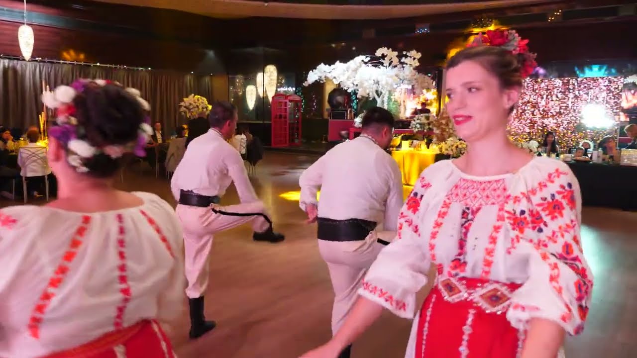 Dansatori muzica populara romaneasca