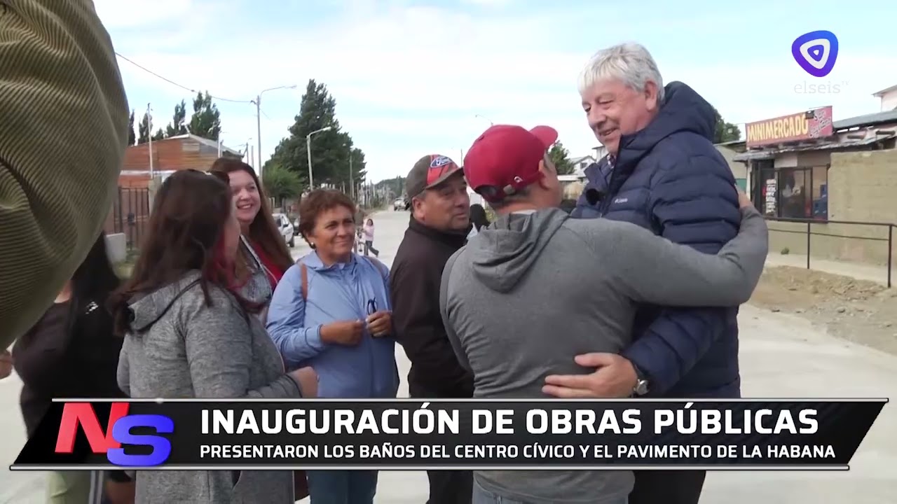 Vecinos presentes en la inauguración del asfalto en calle La Habana
