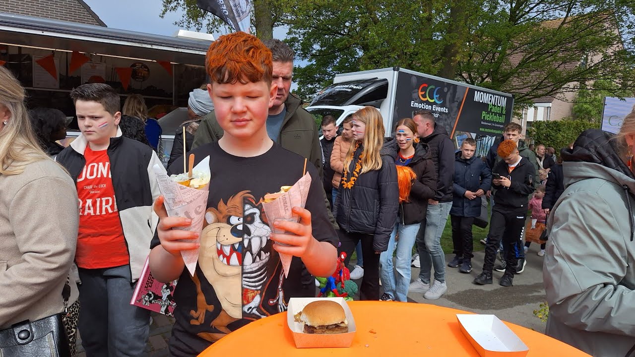 Urk,  De rommelmarkt op koningsdag, met aansluitend  het koningsdag concert in de Ichtus. 26-04-2025