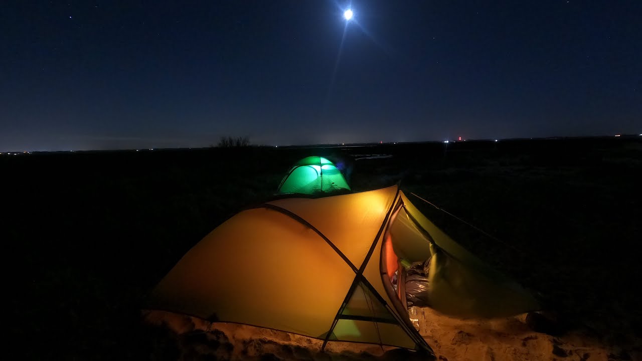 WINTER WILD CAMP ON A DESERTED BEACH | WINTER WALK IN ESSEX: WALTON ON THE NAZE