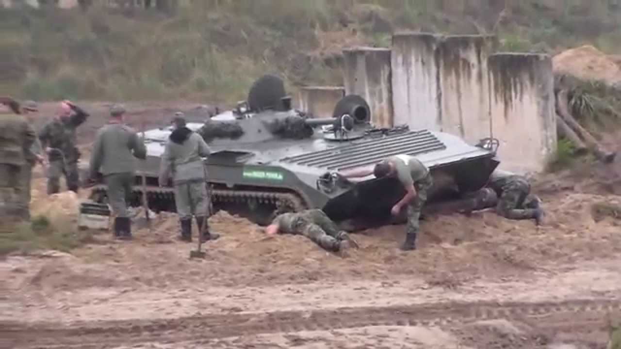 BMP im Sand festgefahren und Bergung mit Bergebalken