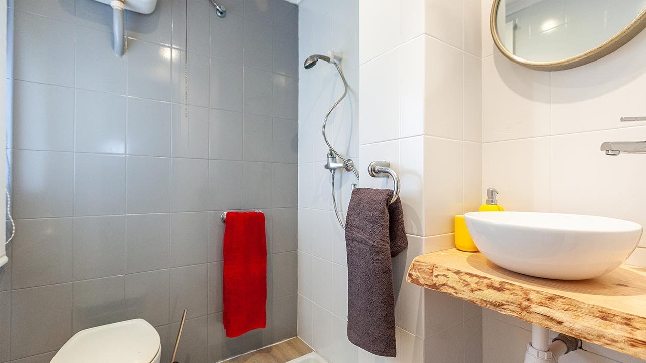 Decorar un CUARTO DE BAÑO en MADERA Y GRIS - Decogarden - Programa completo