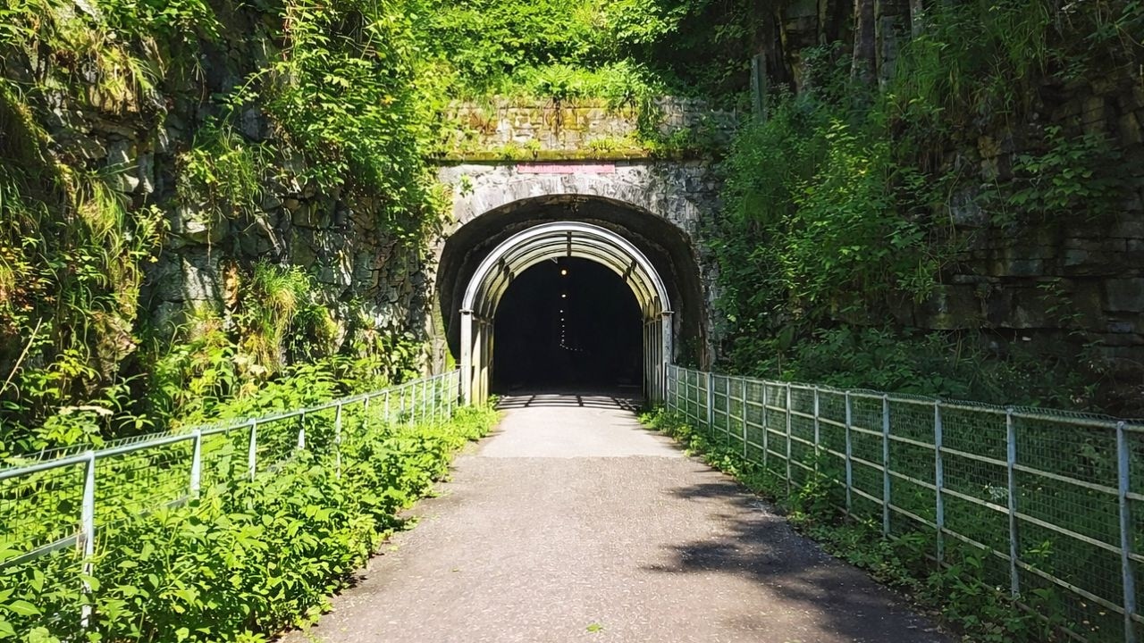 Monsal Dale and the Headstone Viaduct Walk, English Countryside 4K