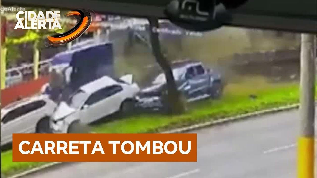 Carreta tomba e atinge nove carros em avenida de Chapecó (SC)