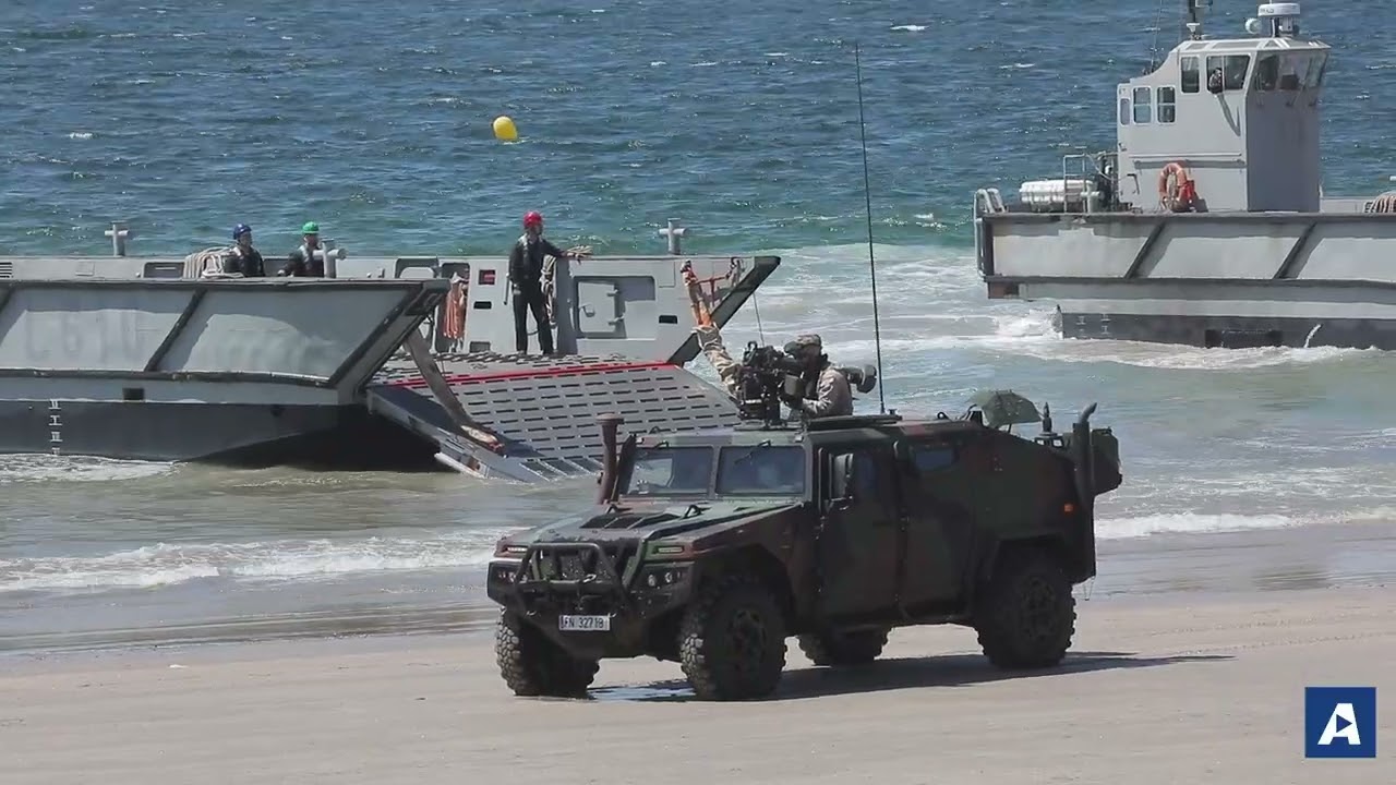 La estancia de la flota de la Armada en Vigo llega a su fin con una exhibición en Samil