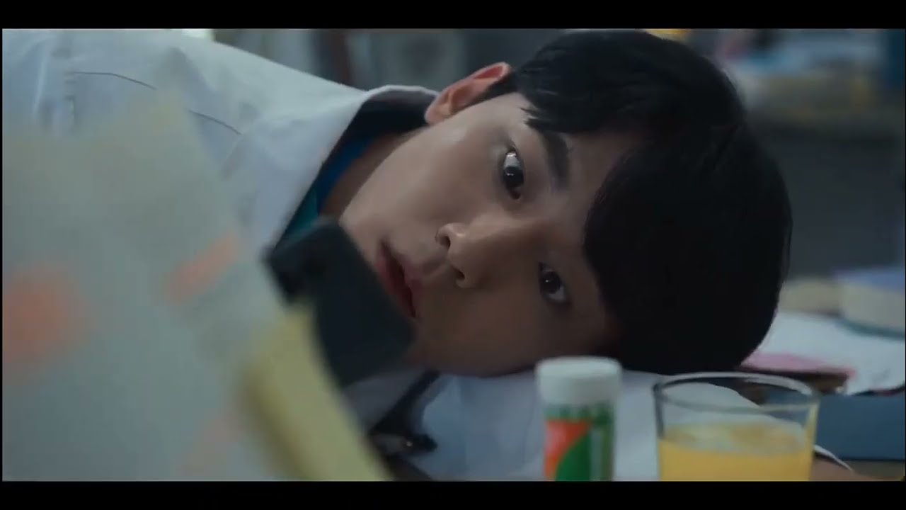 when yeojeong finally receives a message from dongeun | The Glory Funny Moment