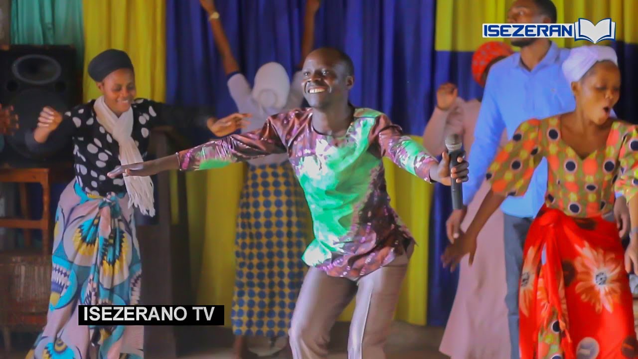 Wa Muhanzi witwa IFI YAWE aratunguranye! Bose bamufashije KUBYINA! Ati 