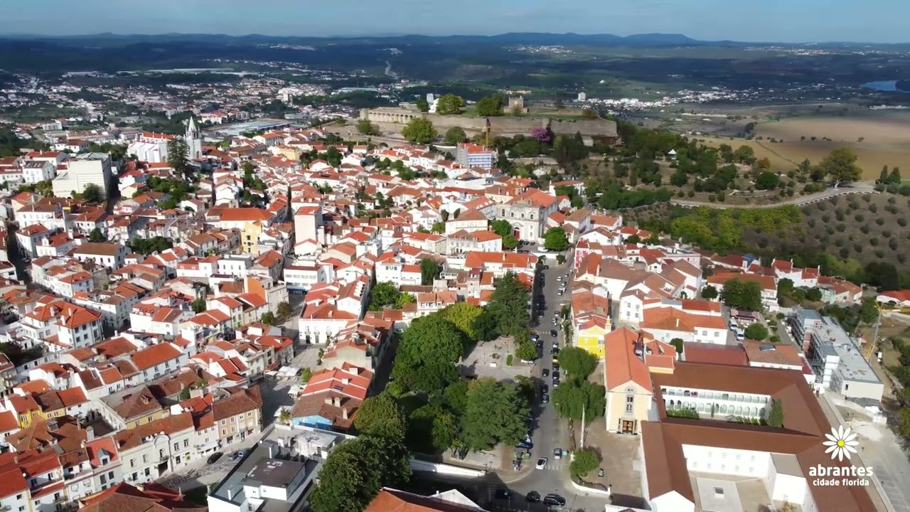 Vista aérea sobre a cidade de Abrantes, Portugal.