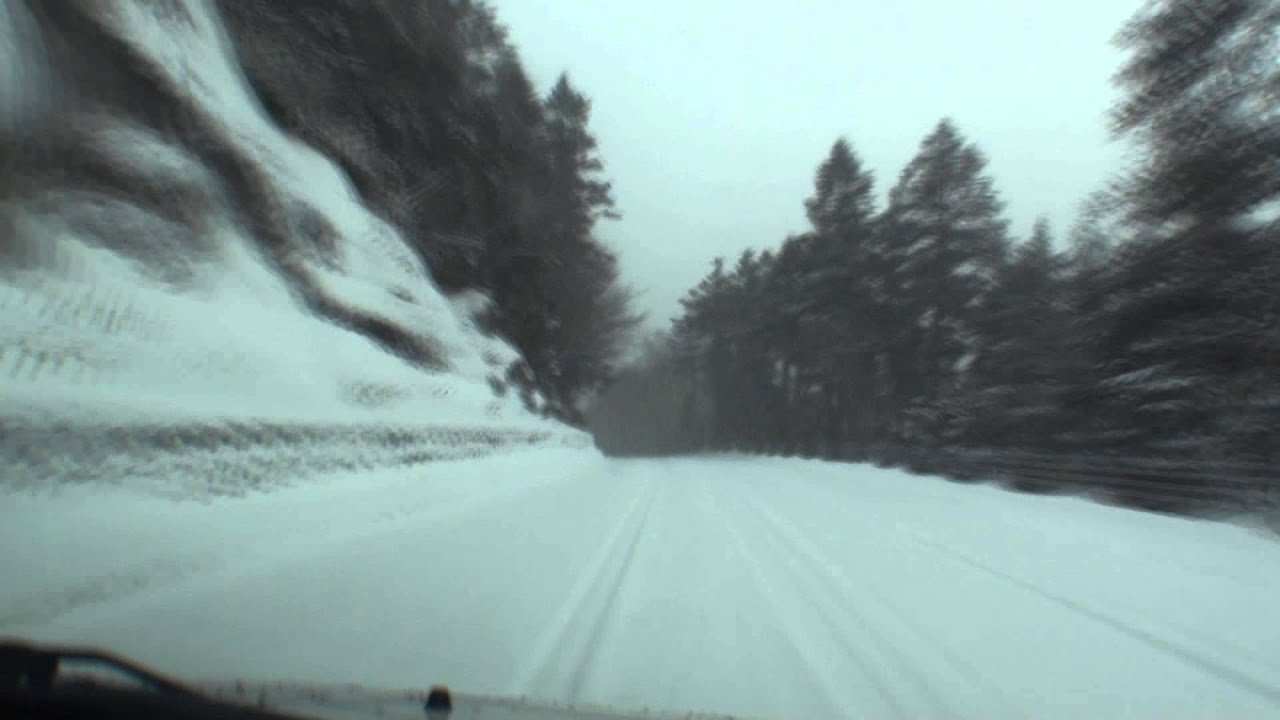 真冬を迎えた雪の金精峠を越える
