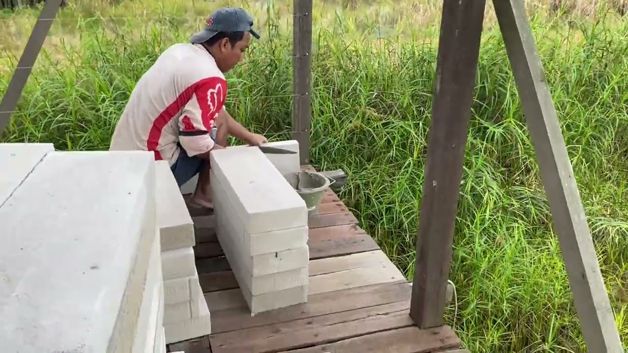 PEMASANGAN HEBEL ATAU BATA RINGAN DI RUMAH DENGAN KERANGKA ULIN 