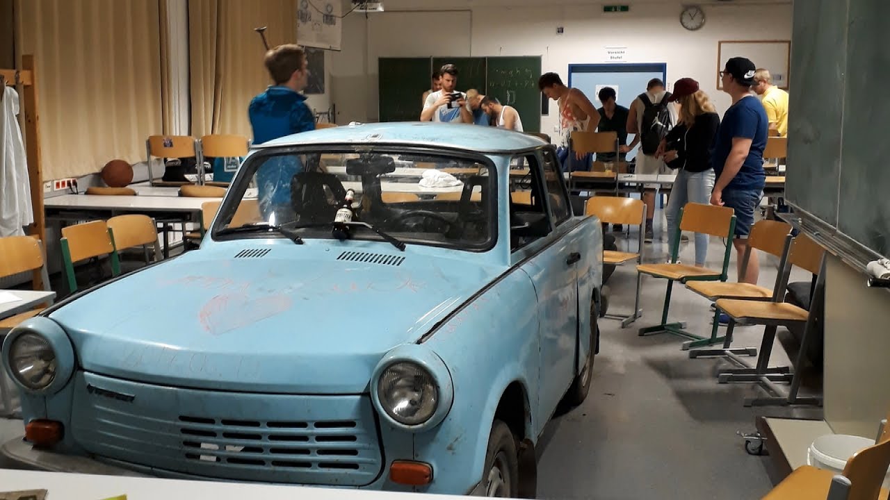 'Trabant im Klassenzimmer' - Maturantenstreich in der HTL Mödling