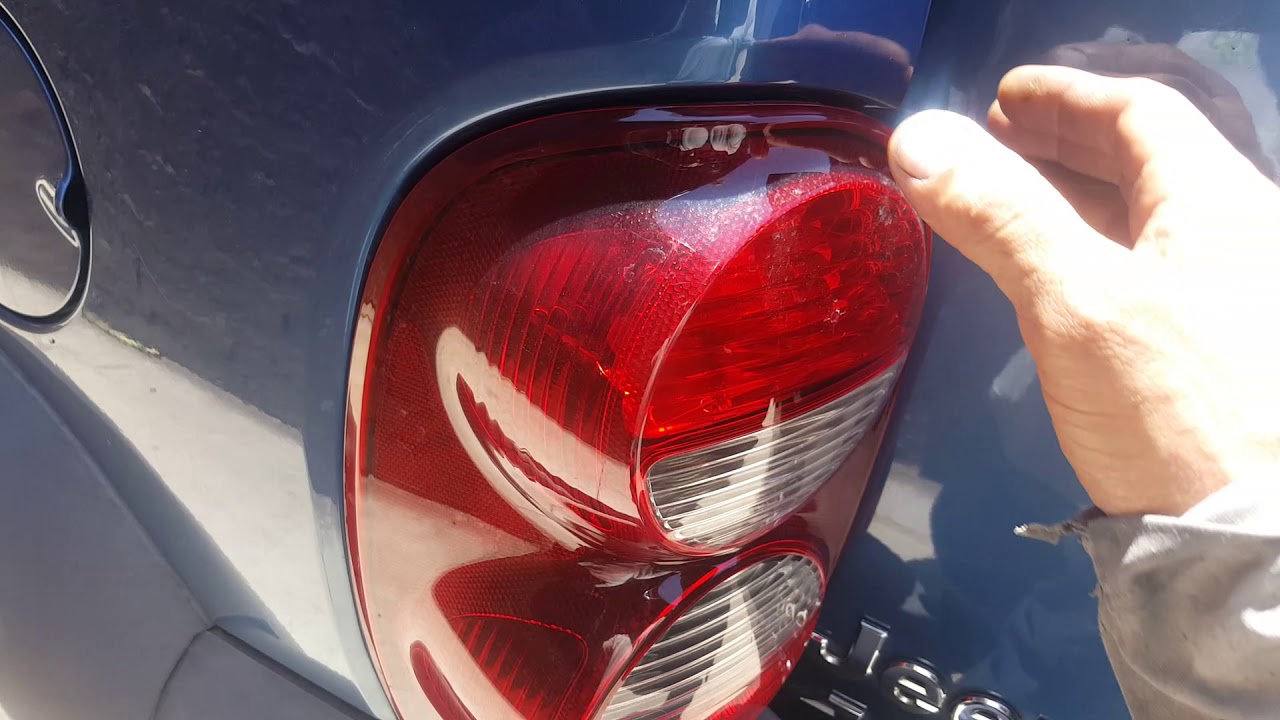 Простой способ устранения проблемы с задними фонарями у Jeep Liberty 2005 года выпуска.