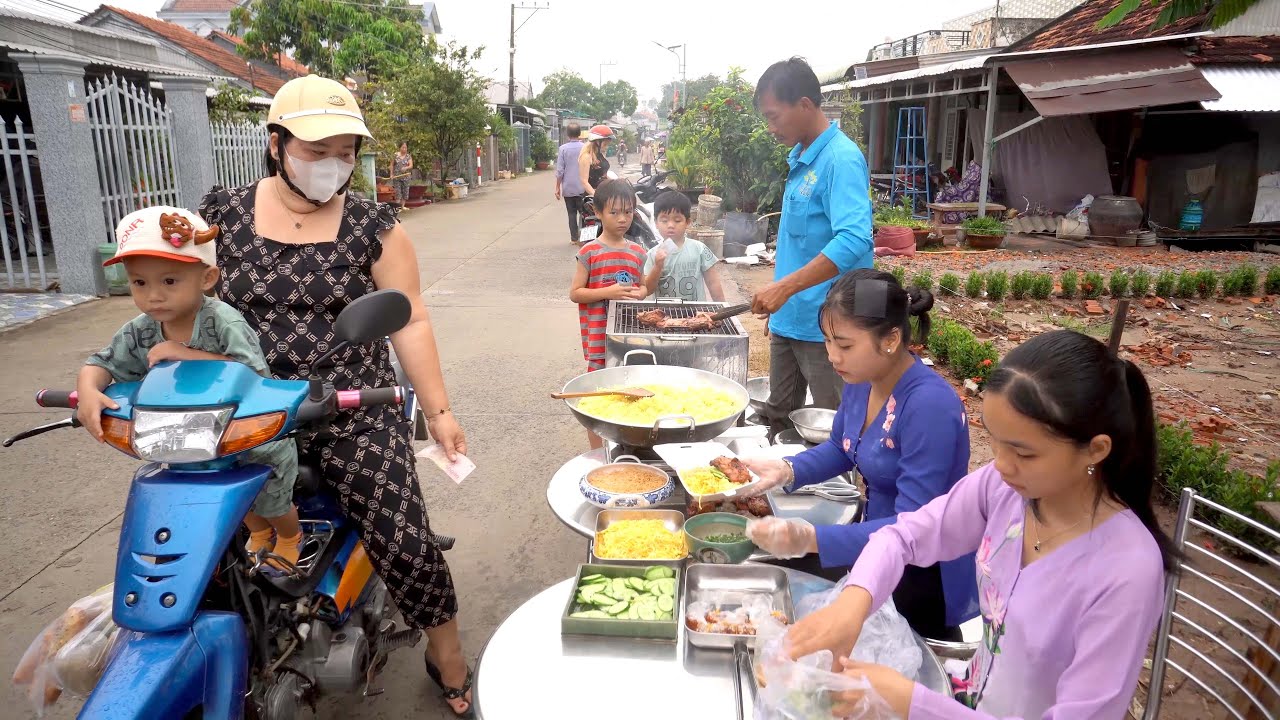 S&aacute;ng Sớm B&aacute;n Cơm G&agrave; B&igrave; Trứng Ngon Như Thế N&agrave;y th&igrave; B&agrave; Con Đến Mua Kh&ocirc;ng Kịp B&aacute;n