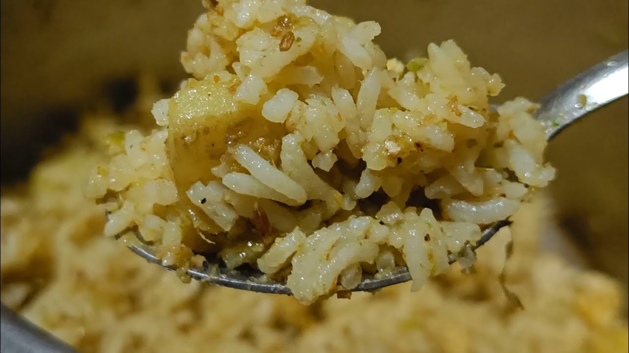 అబ్బా! ఏం రుచి, ఒక్క ముద్ద కూడా వదలరు 😋 | Spicy Aloo Egg Pulao Recipe in Telugu | Spoons of Traditio