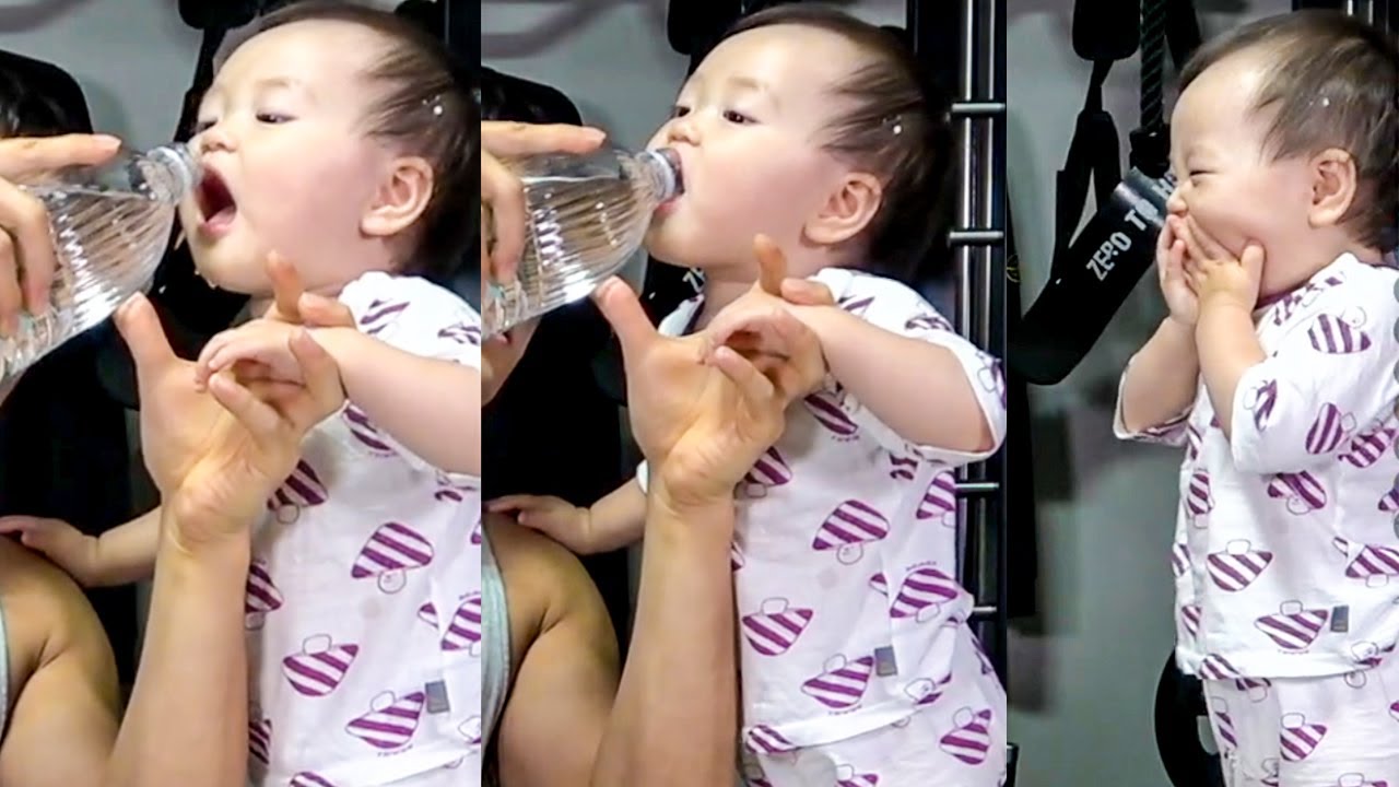 태어나서 생수를 처음 마셔봄ㅋㅋ  Baby tries water for the first time:)