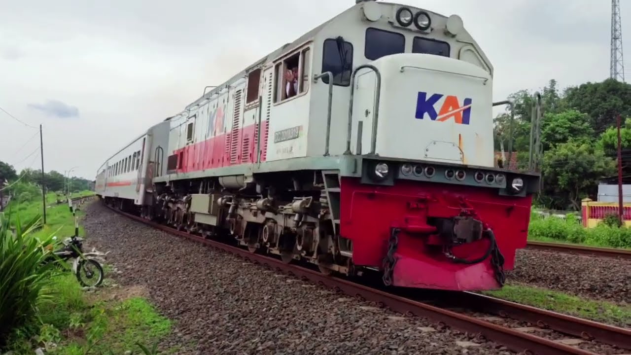 Kereta Api Manahan Spesial Panoramic. Kompilasi Kereta Api Lewat Sumpiuh