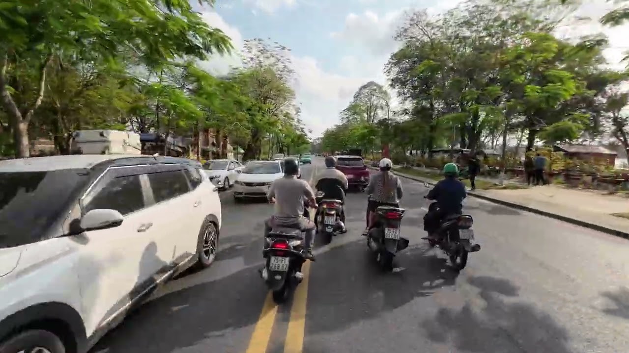 Không khí Tết đang về trên thành phố Huế (Thứ Bảy, 20 tháng chạp Xuân Bính Ngọ)