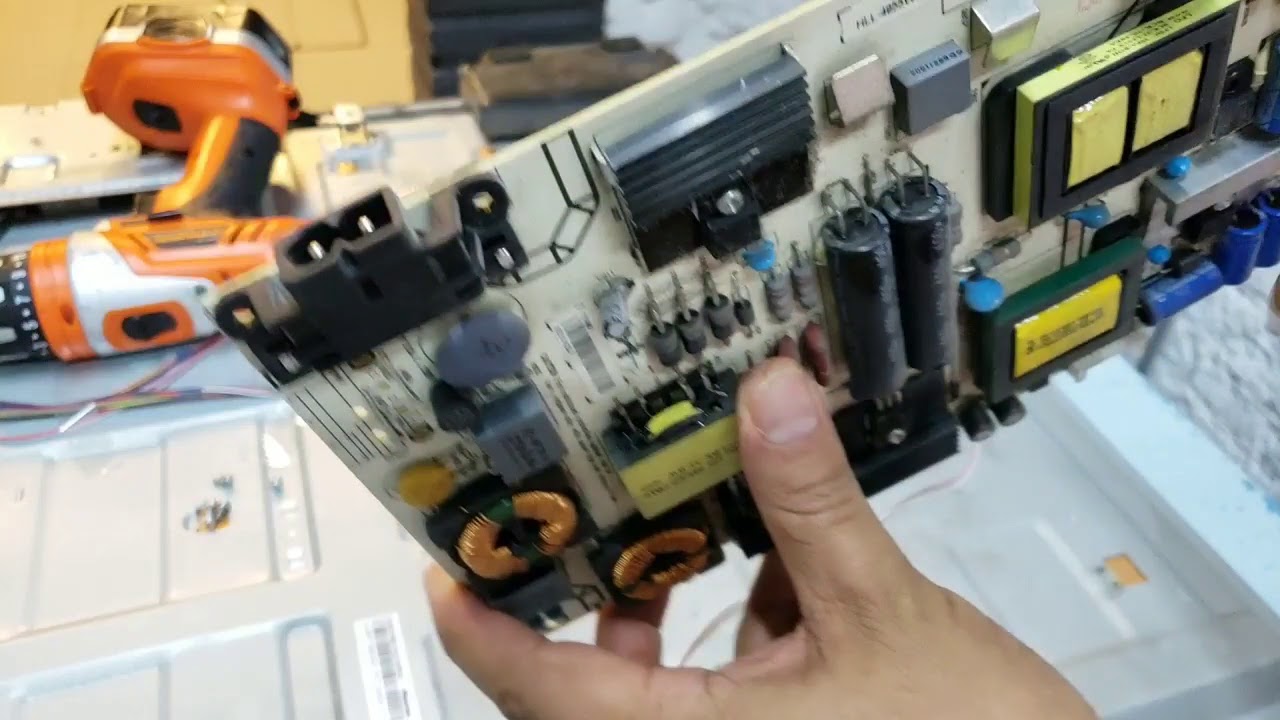 Reparación de pantalla Hisense con falla de imagen oscura