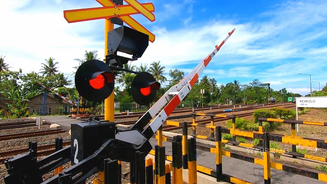 Kereta Mogok di Perlintasan Kereta Api Stasiun Rewulu Jogja