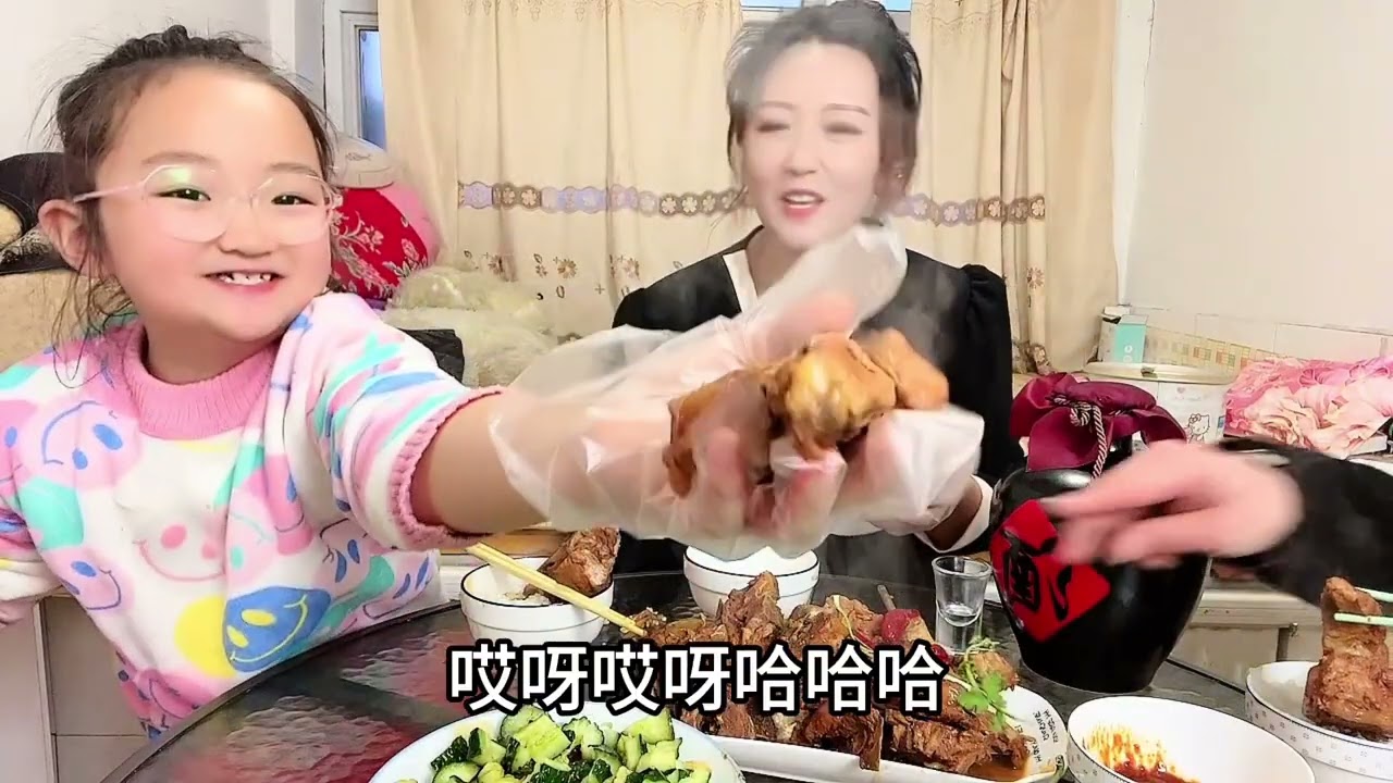 晚餐小琼做盆酱大骨，一家人围坐一起大块吃肉，大口喝酒，真好