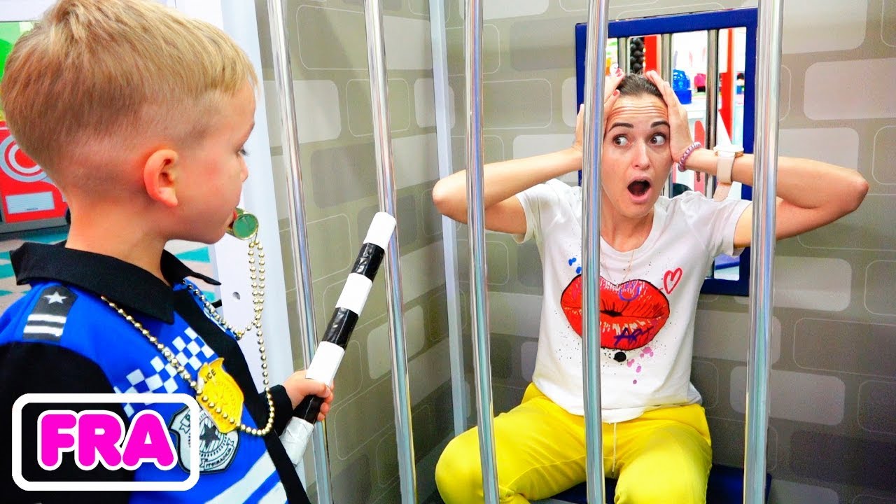 Vlad et Maman s'amusent &agrave; l&rsquo;espace de jeux pour enfants