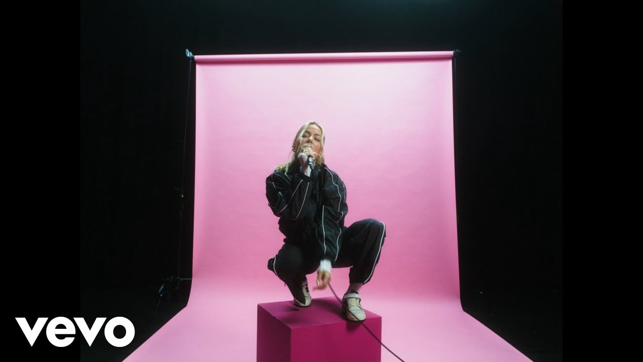 Julie Bergan - Waste A Tear - performance video