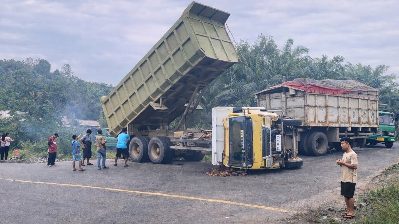 TRUCK MASUK JURANG EVAKUASI TRUCK SAWIT TERGULING 