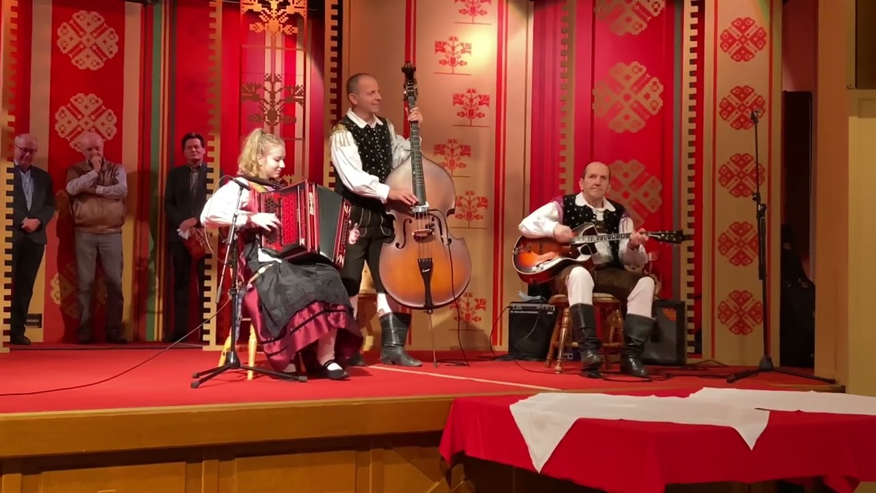 Danaja Grebenc (Glasbena šola Rošer) _ V Švicarskih alpah (Slavko in Vilko Avsenik)