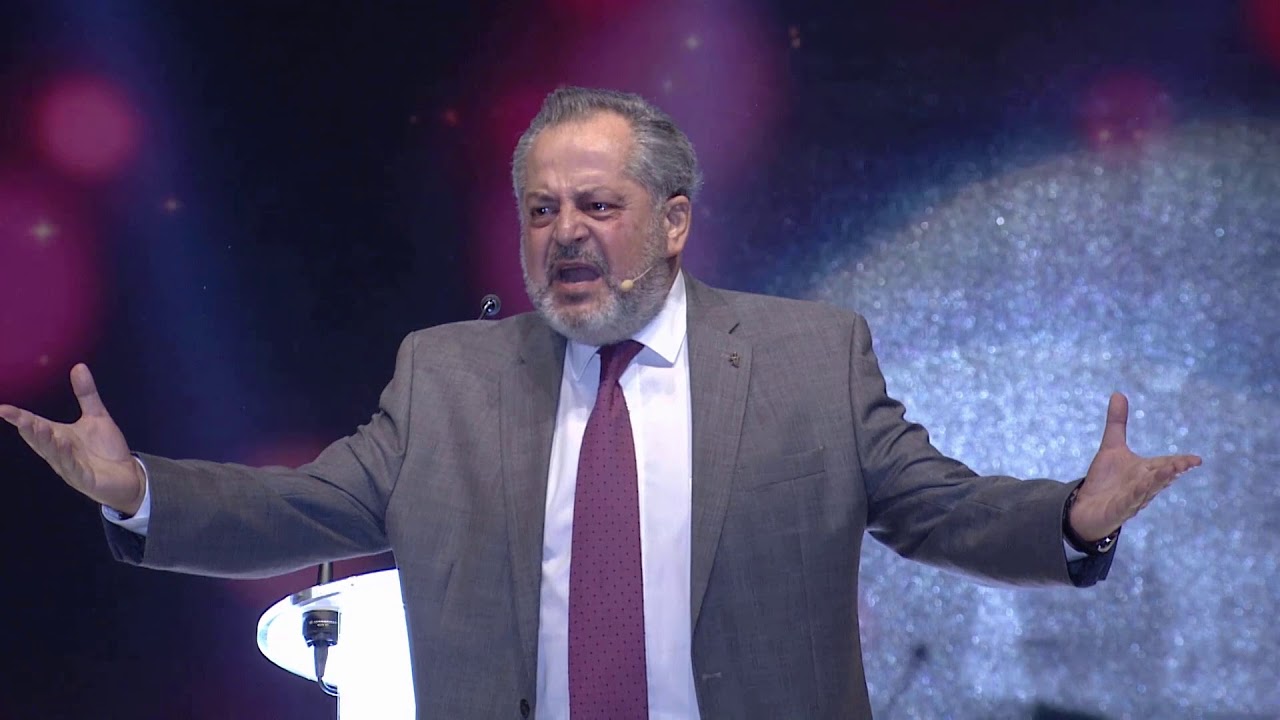 ألقى الممثل أسعد رشدان يلقي نصاً شعرياً للشاعر نزار فرنسيس تحت عنوان 