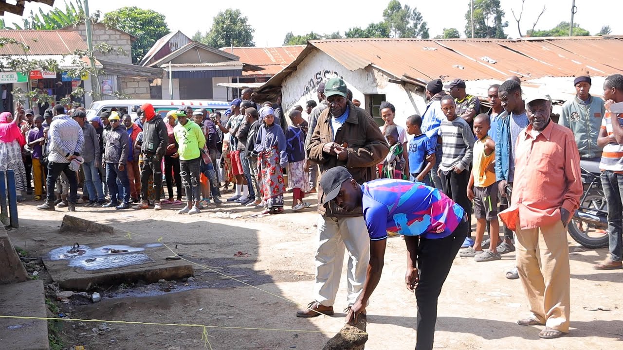 WATU WASHANGAA ARUSHA KUUKUTA MWILI WA MTU WASIYEMFAHAMU MTONI 