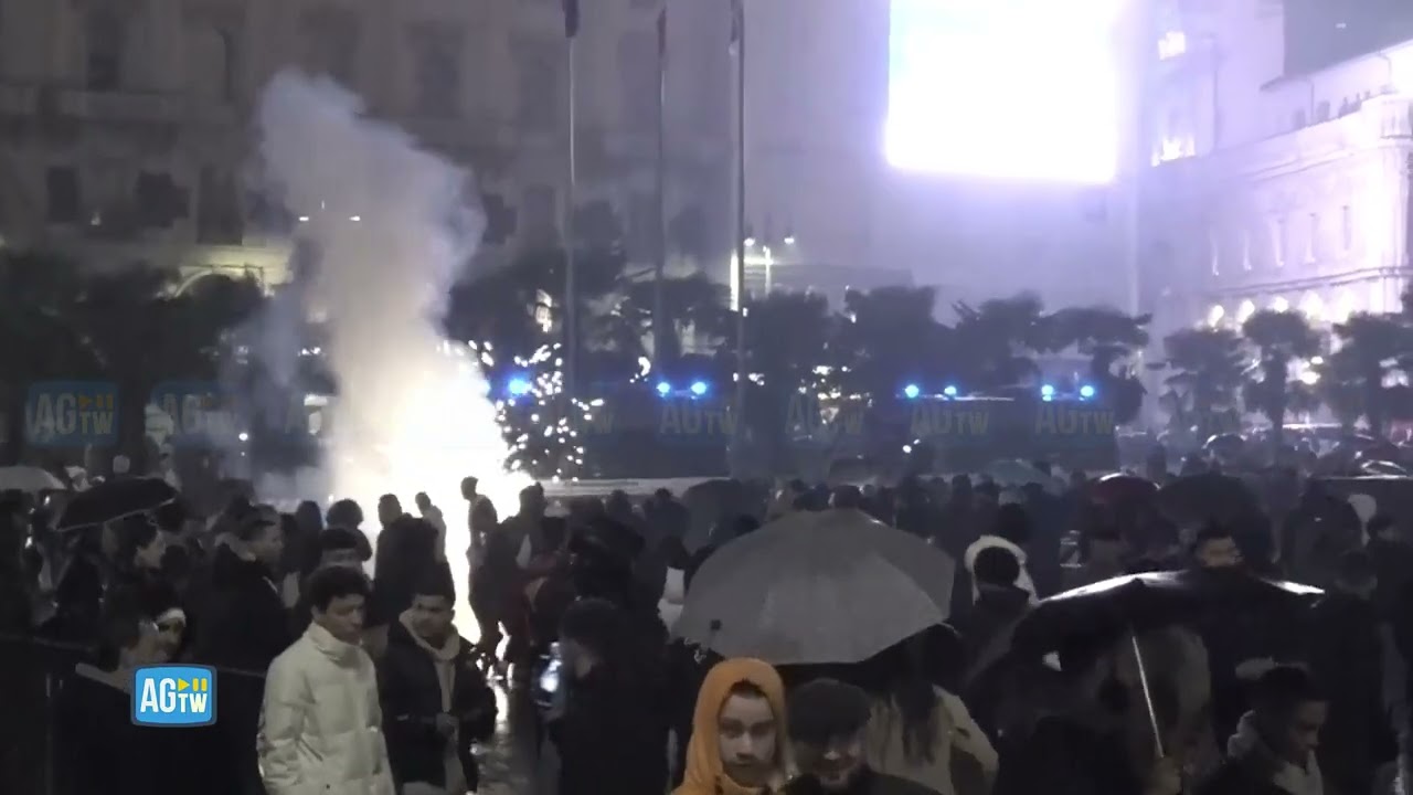 Capodanno, i festeggiamenti a Milano davanti al Duomo