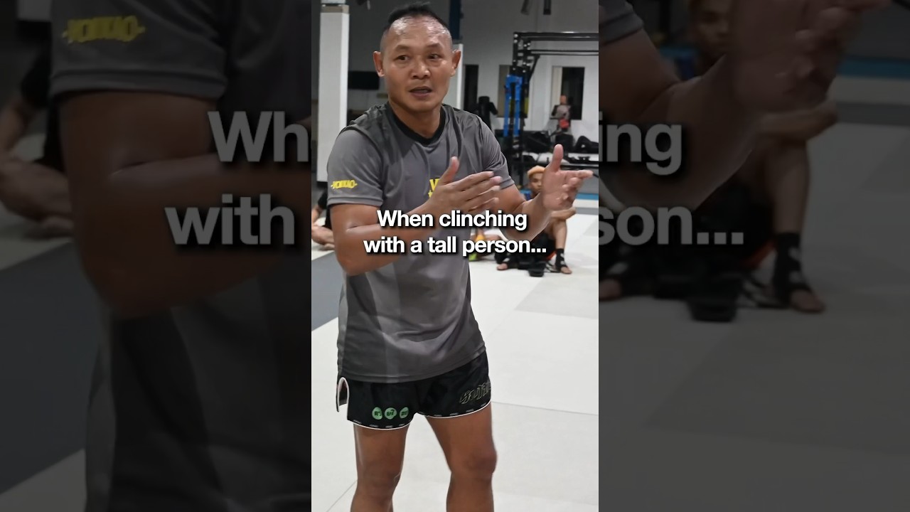 How Saenchai deals with a taller fighters in the clinch&hellip; lock on and never let go🐨🤣 #shorts