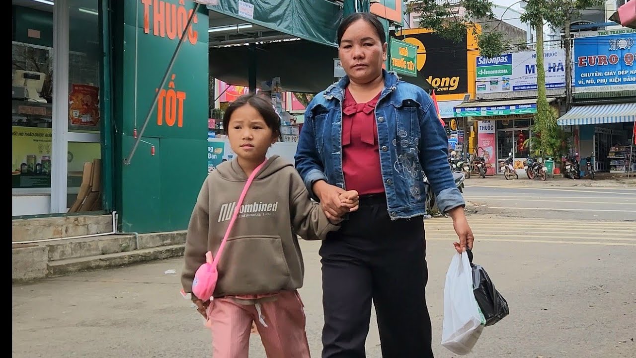 Mary Has a Toothache, Her Mom Carries Her to Buy Medicine and Takes Her to the Market”