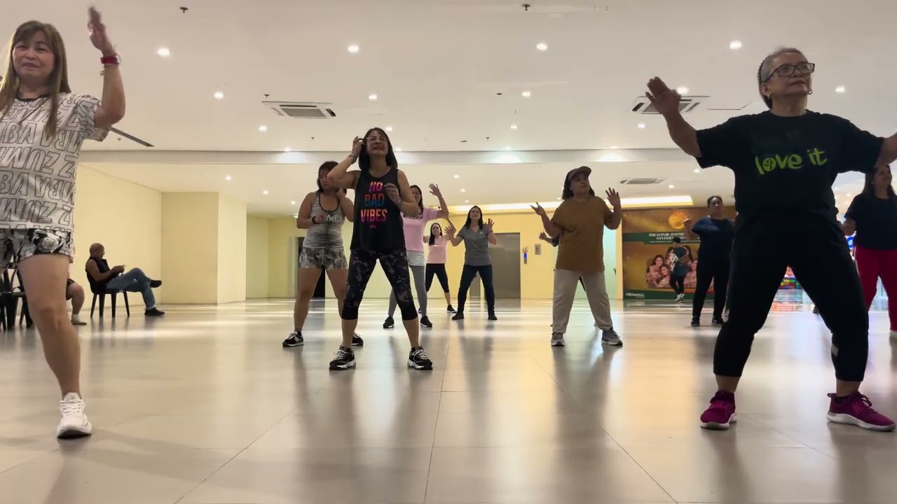 #zumbamom #dance #fitmomsinspire #zumba #zumbafitness #zumbadance #zumbaclass 